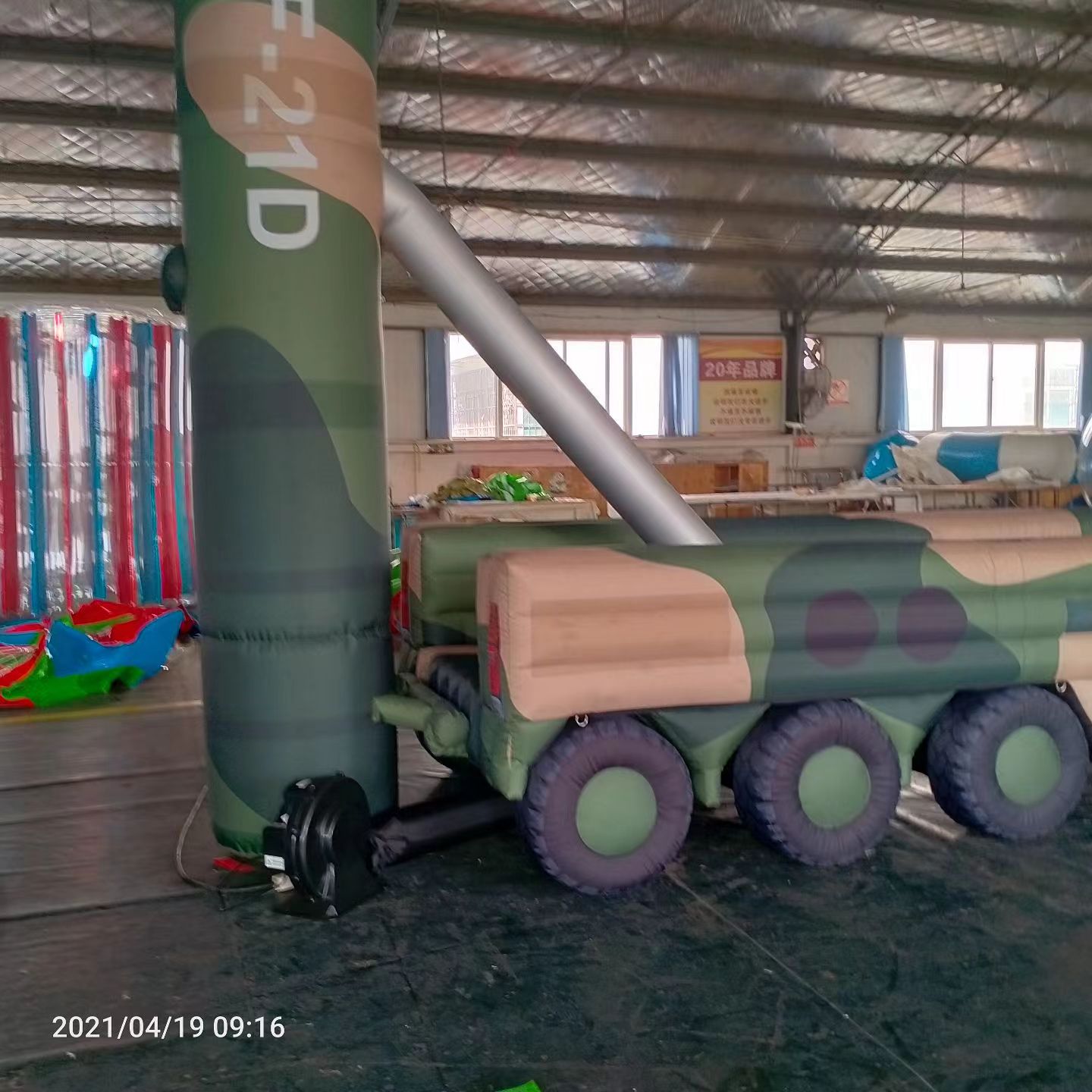 赣州军事演习中的充气目标车辆：模拟发射车雷达车坦克飞机